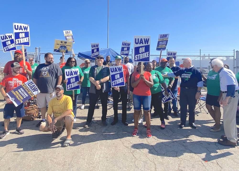 President Saunders, AFSCME members picket with UAW members, show strong solidarity