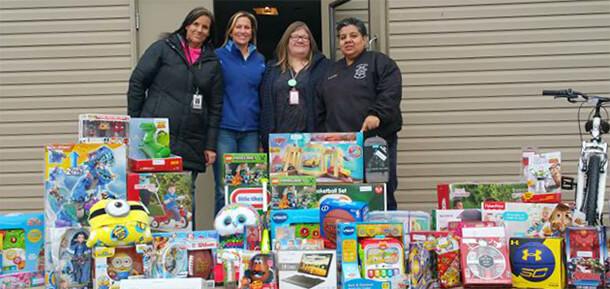 Illinois Prison Workers Play Santa for Homeless Families