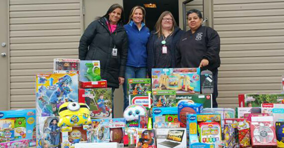 Illinois Prison Workers Play Santa for Homeless Families