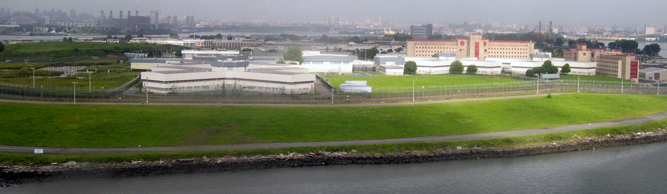 Rikers Island Inmates Say ‘Thanks’ to a Dedicated Library Worker