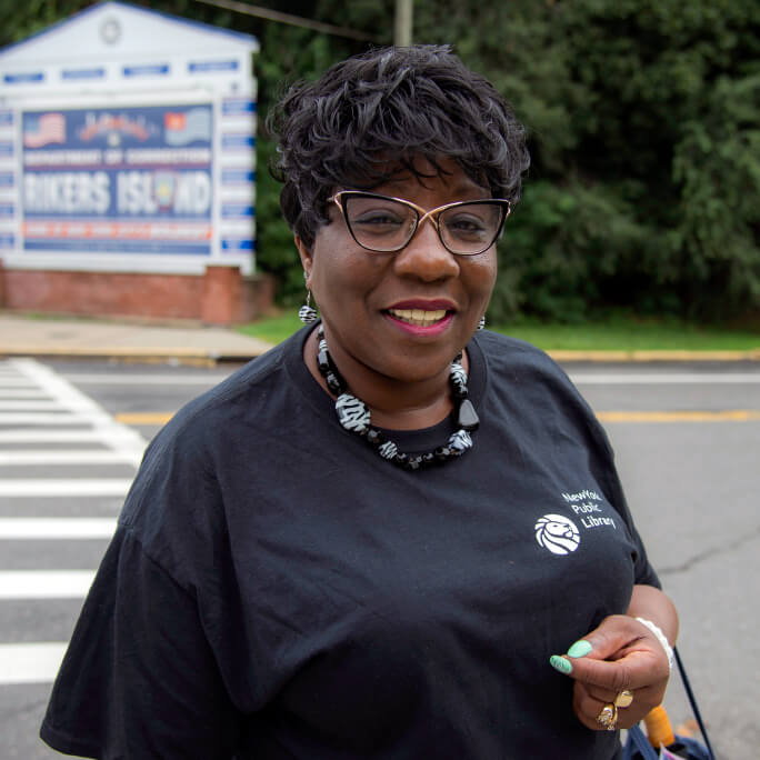 Rikers Island Inmates Say ‘Thanks’ to a Dedicated Library Worker