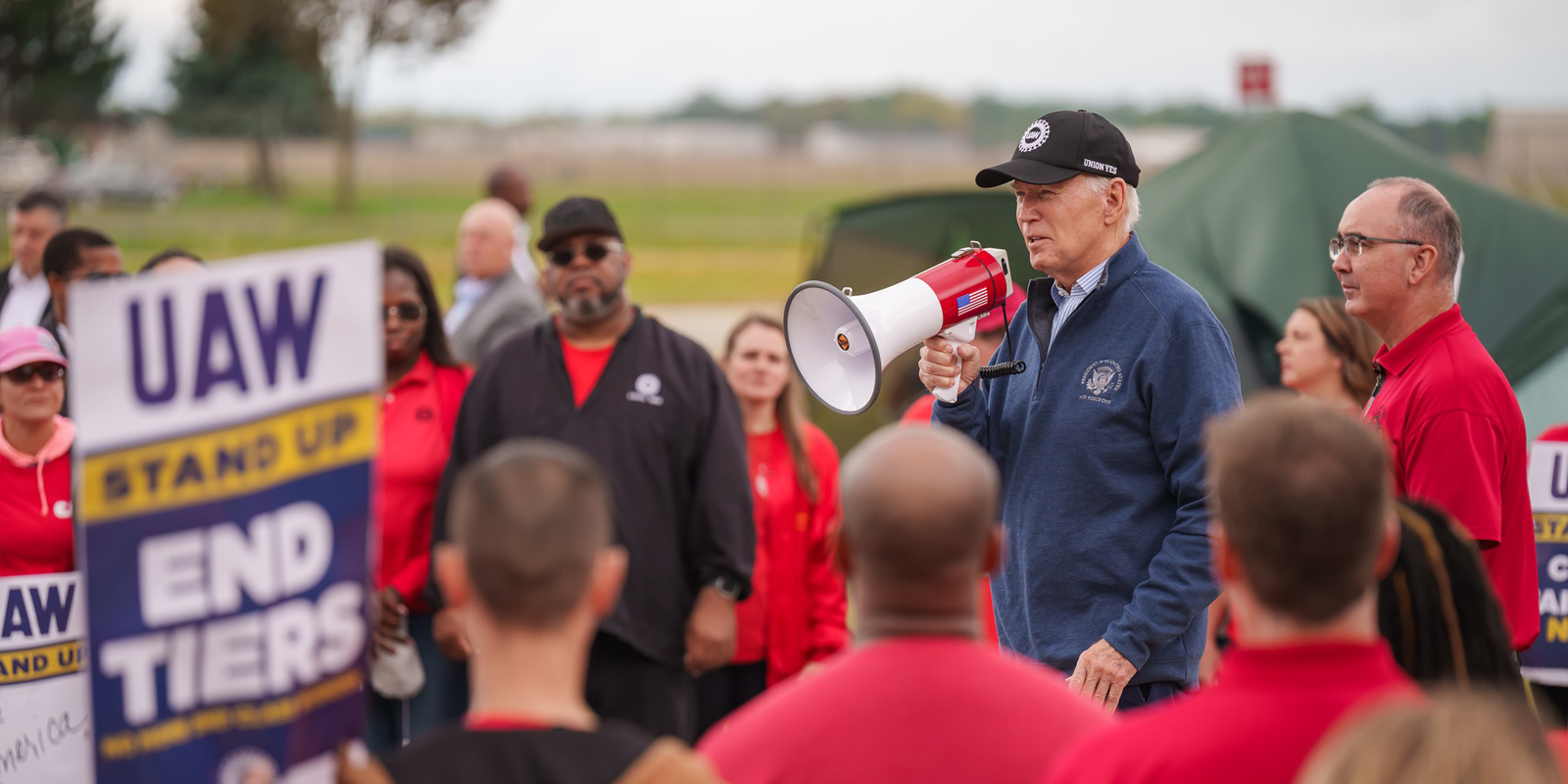 Trabajadores miembros de UAW reciben el apoyo del Presidente Biden