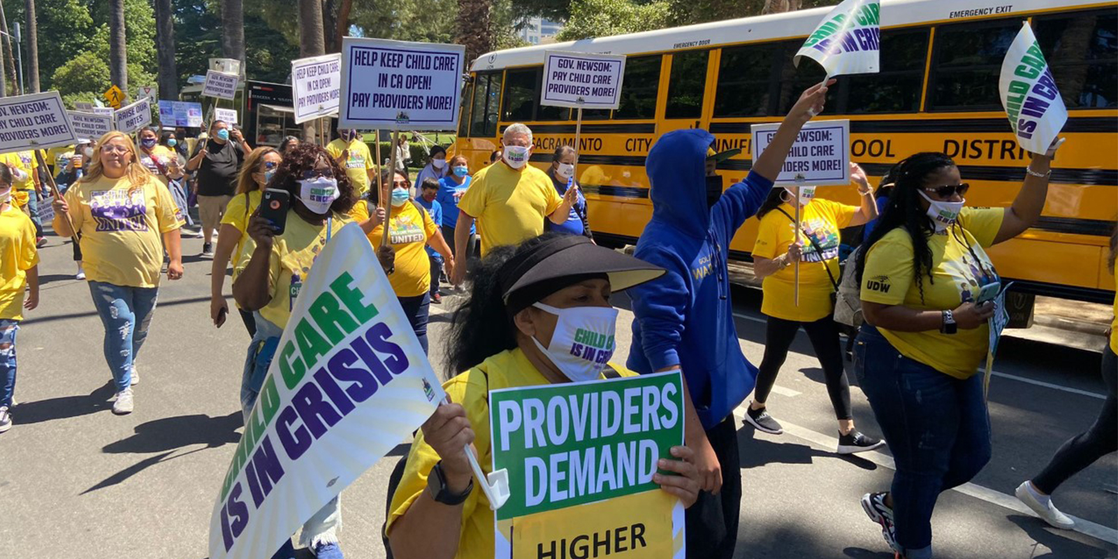 Proveedoras de cuidado infantil de California piden salarios más altos